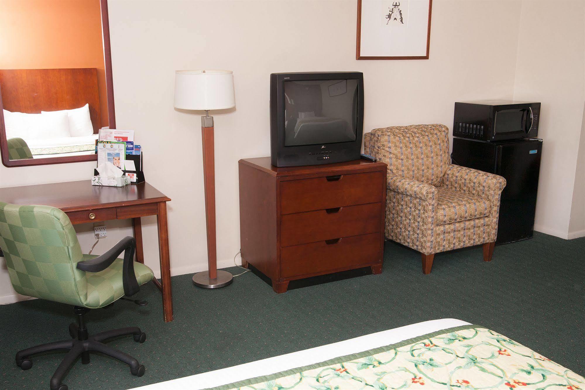 Red Carpet Inn And Suites Plymouth Exteriör bild